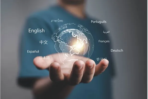 Mão segurando globo com idiomas