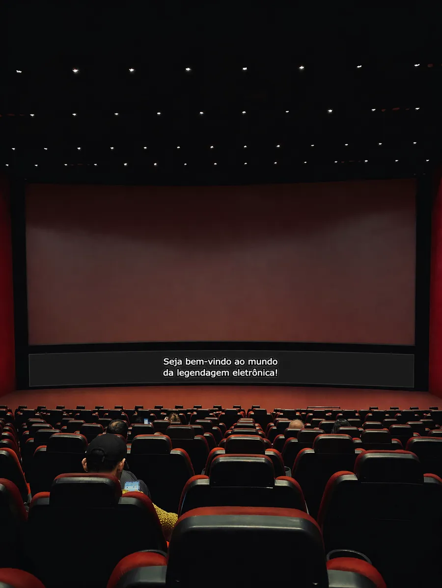 Tela de cinema com legenda eletrônica em português